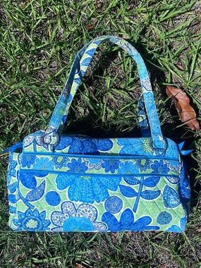 Doodle Daisy Blue & Green Floral Quilted Shoulder Bag